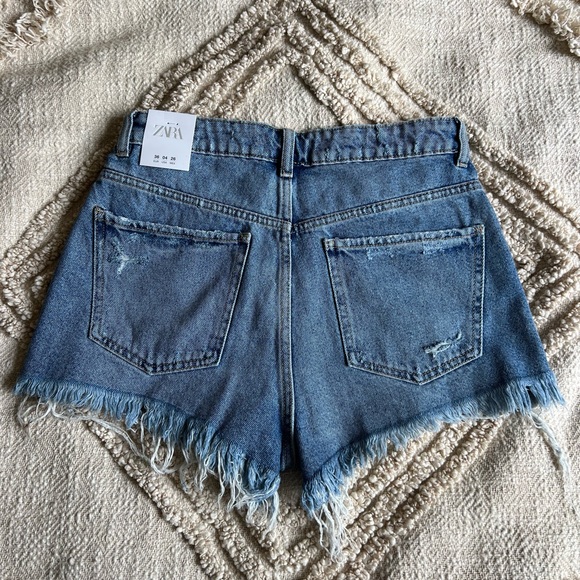 Zara Mid-Rise Denim Shorts - sz 4 - Picture 2 of 5